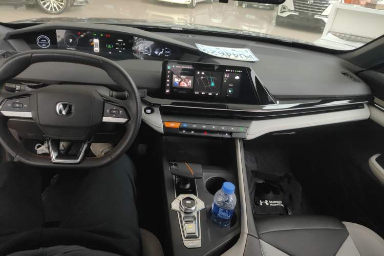 Used Changan UNI-V iDD 2024 Blue Whale Smart Electric iDD 136km ZhiKu Model