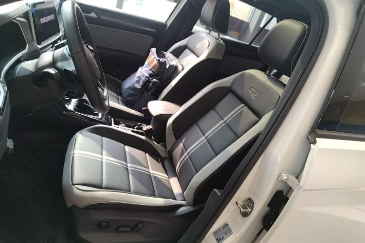 Used Volkswagen T-ROC 2023 300TSI DSG Two-Wheel-Drive Chen Guang Edition
