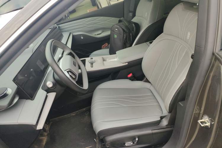 Used  E8 2024 550 km Range Rear-Wheel-Drive PRO