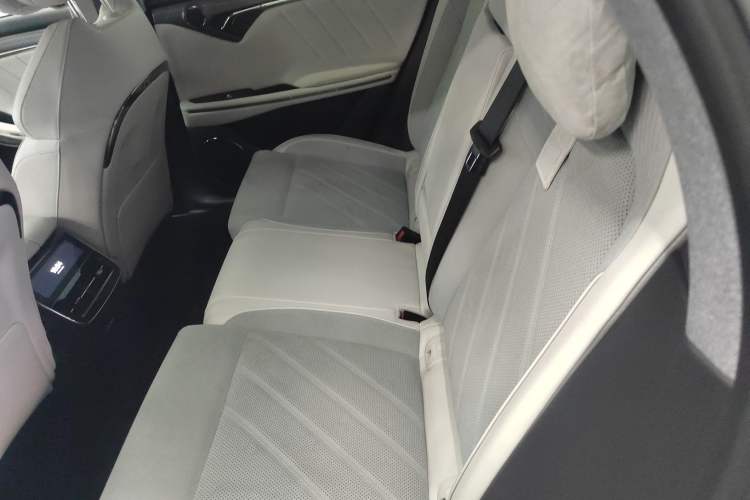 Used VOYAH FREE 2025 318 259 km All-Wheel-Drive Exploration Edition
