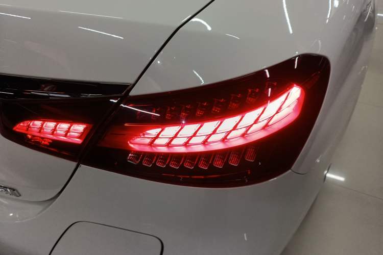 Used Mercedes-Benz E-Class New Energy 2022 Restyled E 350 e L Plug-in Hybrid Sports Sedan
