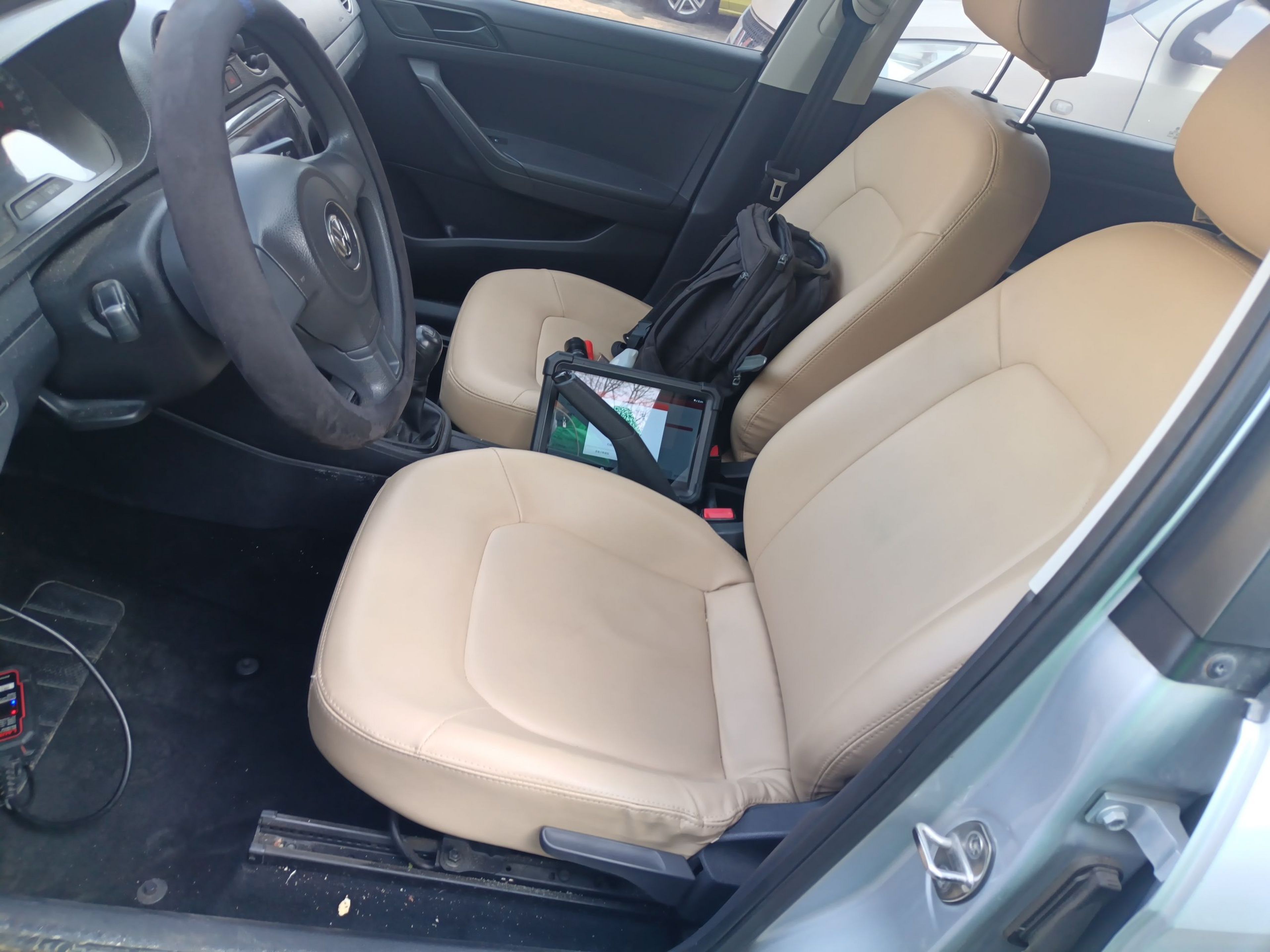 المقاعد الأمامية داخل السيارة