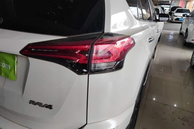 Used Toyota RAV4 2016 2.0L CVT Two-Wheel Drive Fashion Edition China V Standard
