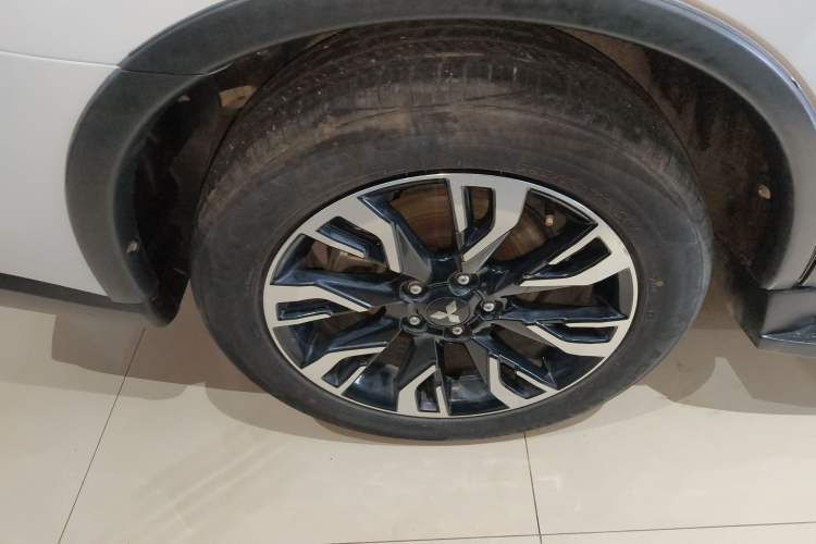 Used Mitsubishi Outlander 2019 2.4L Two-Wheel Drive ZhiXing Version 5 Seats China V Emission Standard
