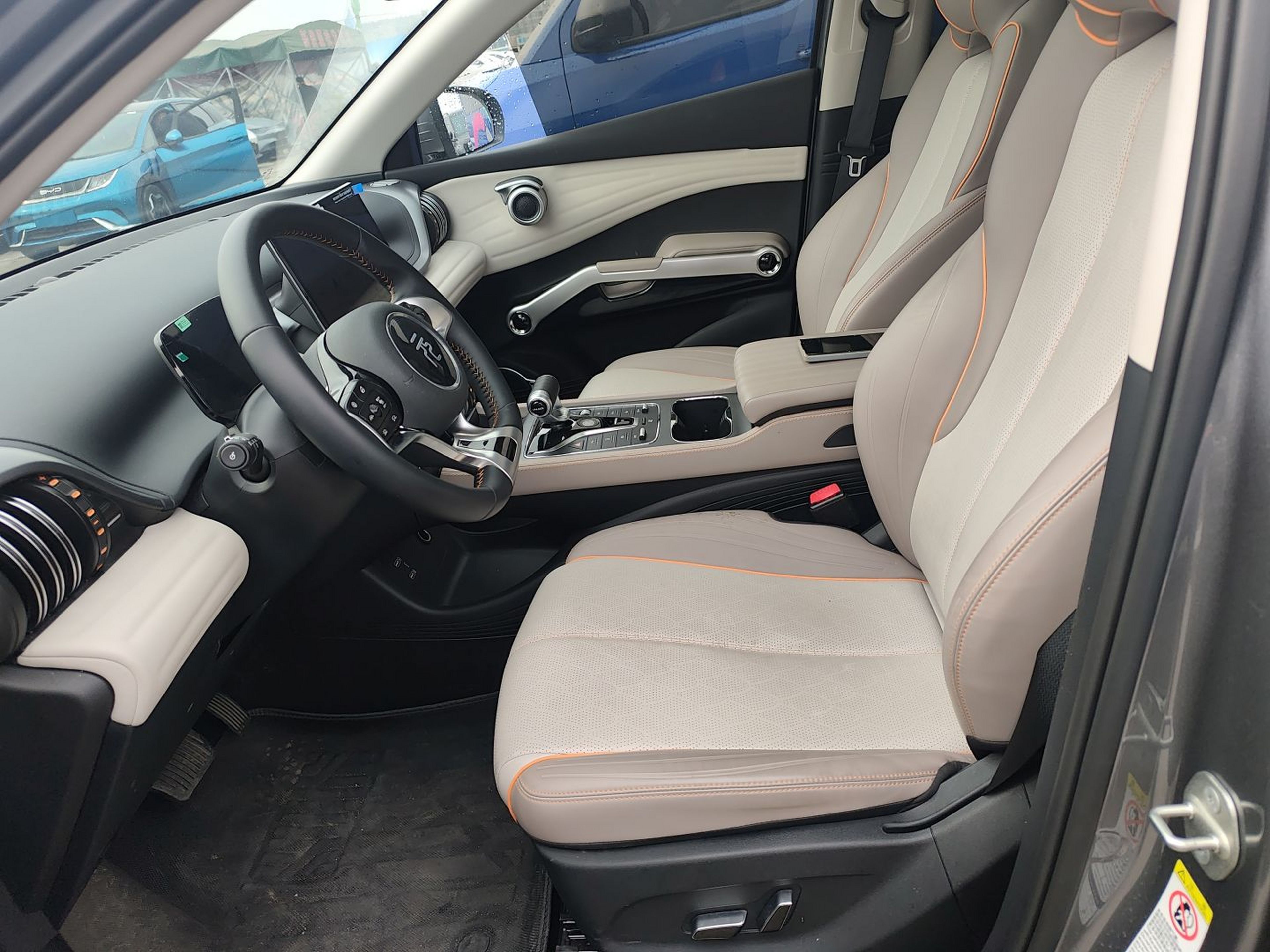 المقاعد الأمامية داخل السيارة