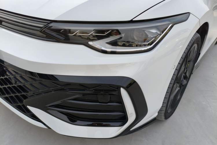 Used Volkswagen Golf 2025 300TSI R-Line
