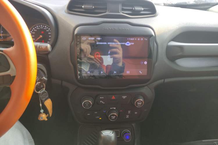 Used  Renegade 2018 Connected Large Screen Version 180TS Automatic High-Energy Edition
