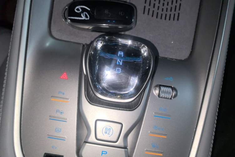 Used Denza N8 2023 Four-Wheel Drive Ultra-Hybrid Flagship Seven-Seater Version