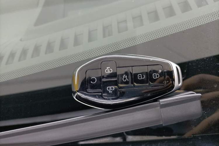 Used Denza D9 2025 DM-i Intelligent Drive 1020 Four-Wheel Drive Flagship Model