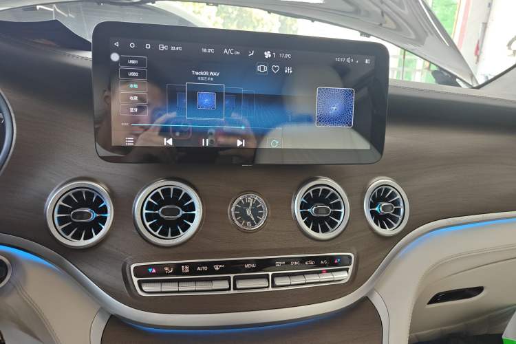 Used Mercedes-Benz Vito 2018 2.0T Elite Version 7 Seats China VI Emission Standard
