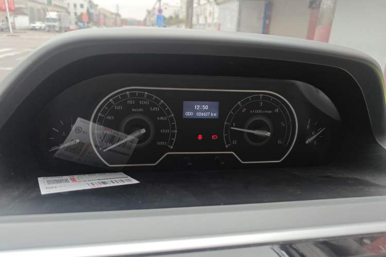 Used SAIC MAXUS Xintu V80 2023 2.0T Manual Classic Aoyuntong Short Wheelbase Mid-Roof 5/6-Seater