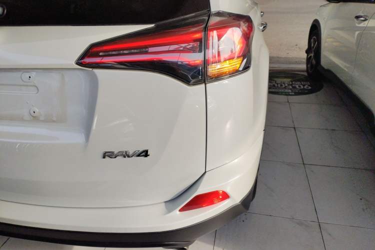 Used Toyota RAV4 2016 2.0L CVT Two-Wheel Drive Fashion Edition China V Standard
