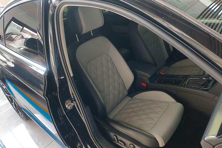 Used Volkswagen Magotan 2023 2 Million Units Limited Edition 330TSI DSG Leading Version
