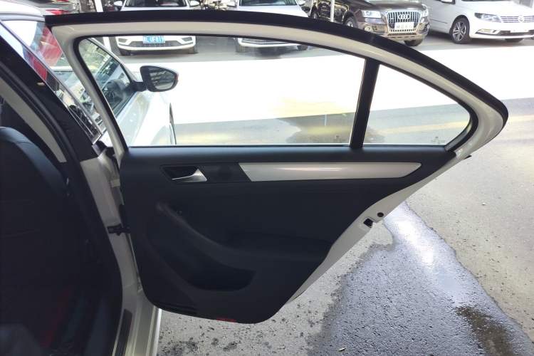 Used Volkswagen Sagitar 2014 1.6L Automatic Comfort Model
