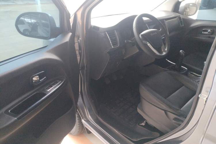 Used Jinbei Gold Hiace 2021 1.5L Passenger Van Travel Lion 7-Seater