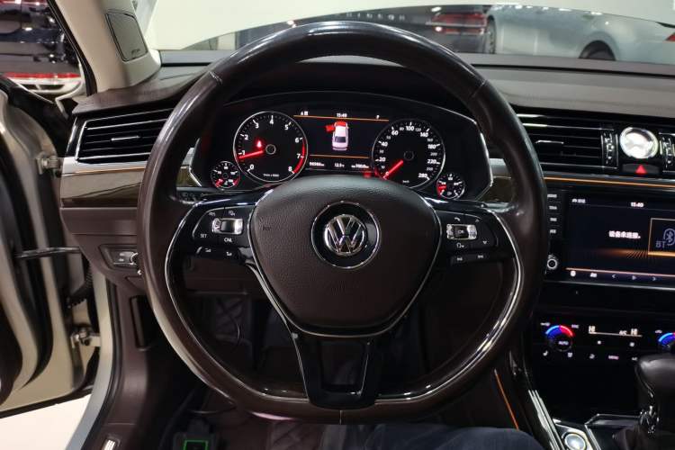 Used Volkswagen Phideon 2016 380TSI Two-Wheel-Drive Executive Version
