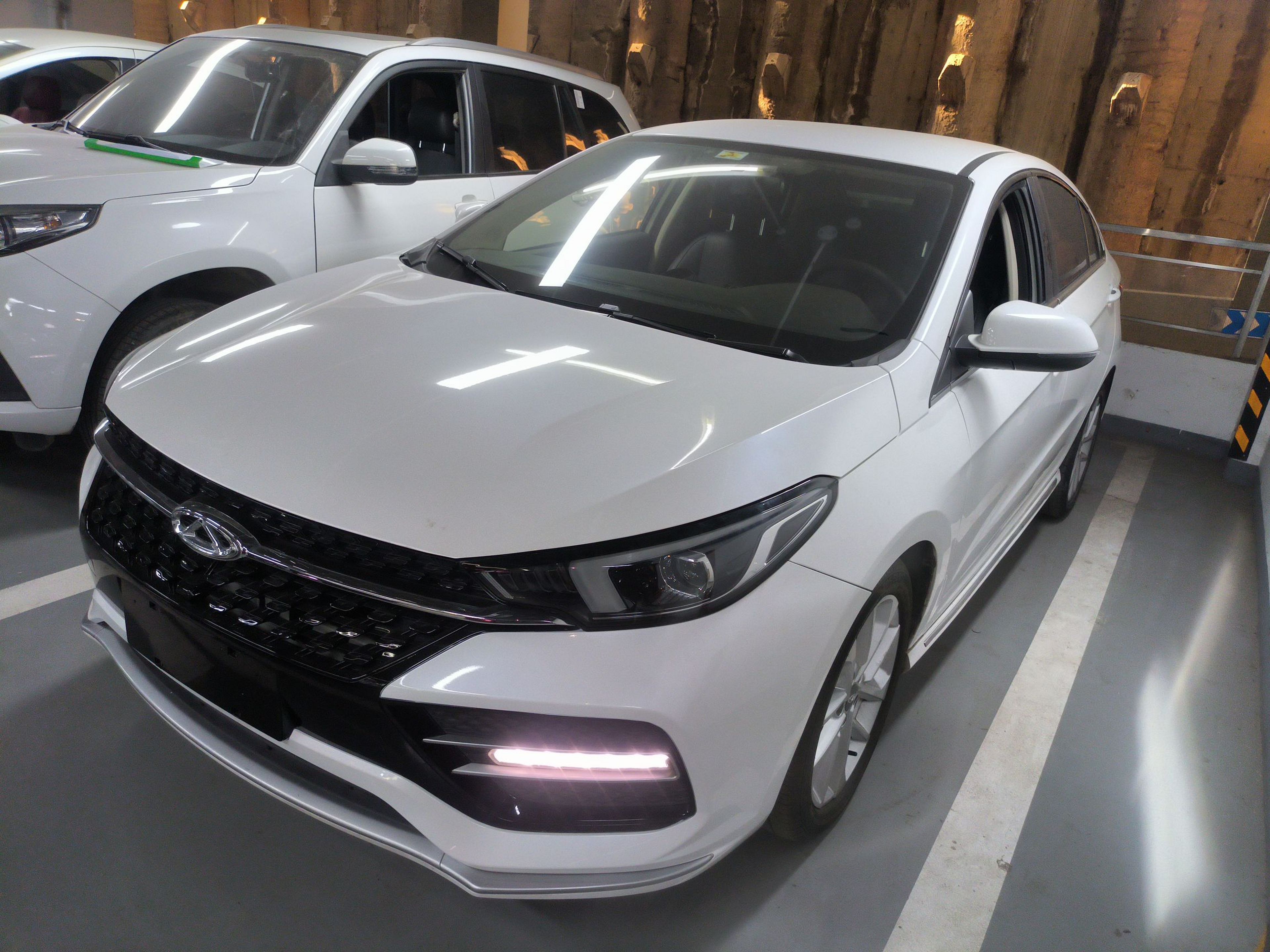 Под передней частью автомобиля