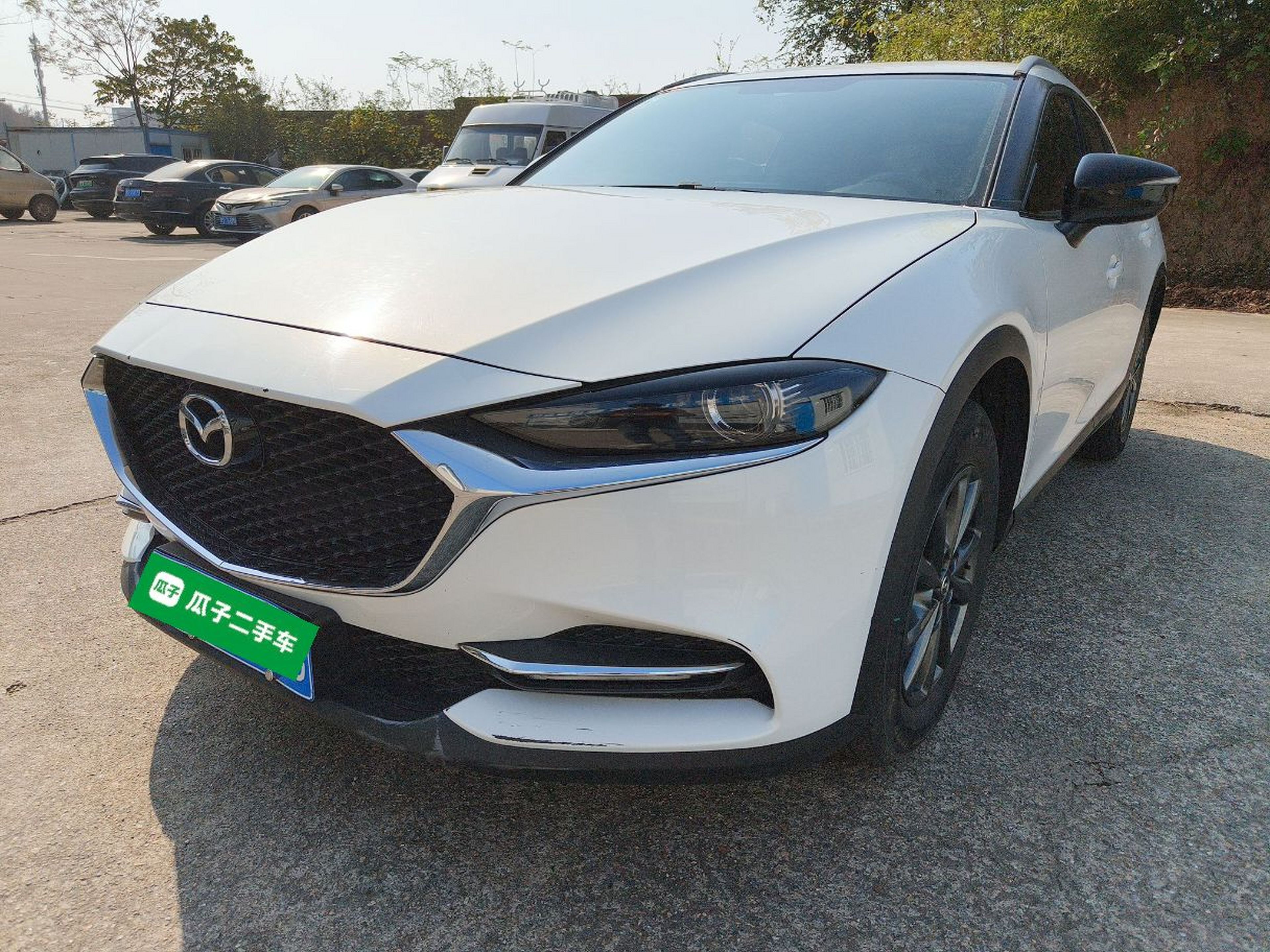 تحت مقدمة السيارة