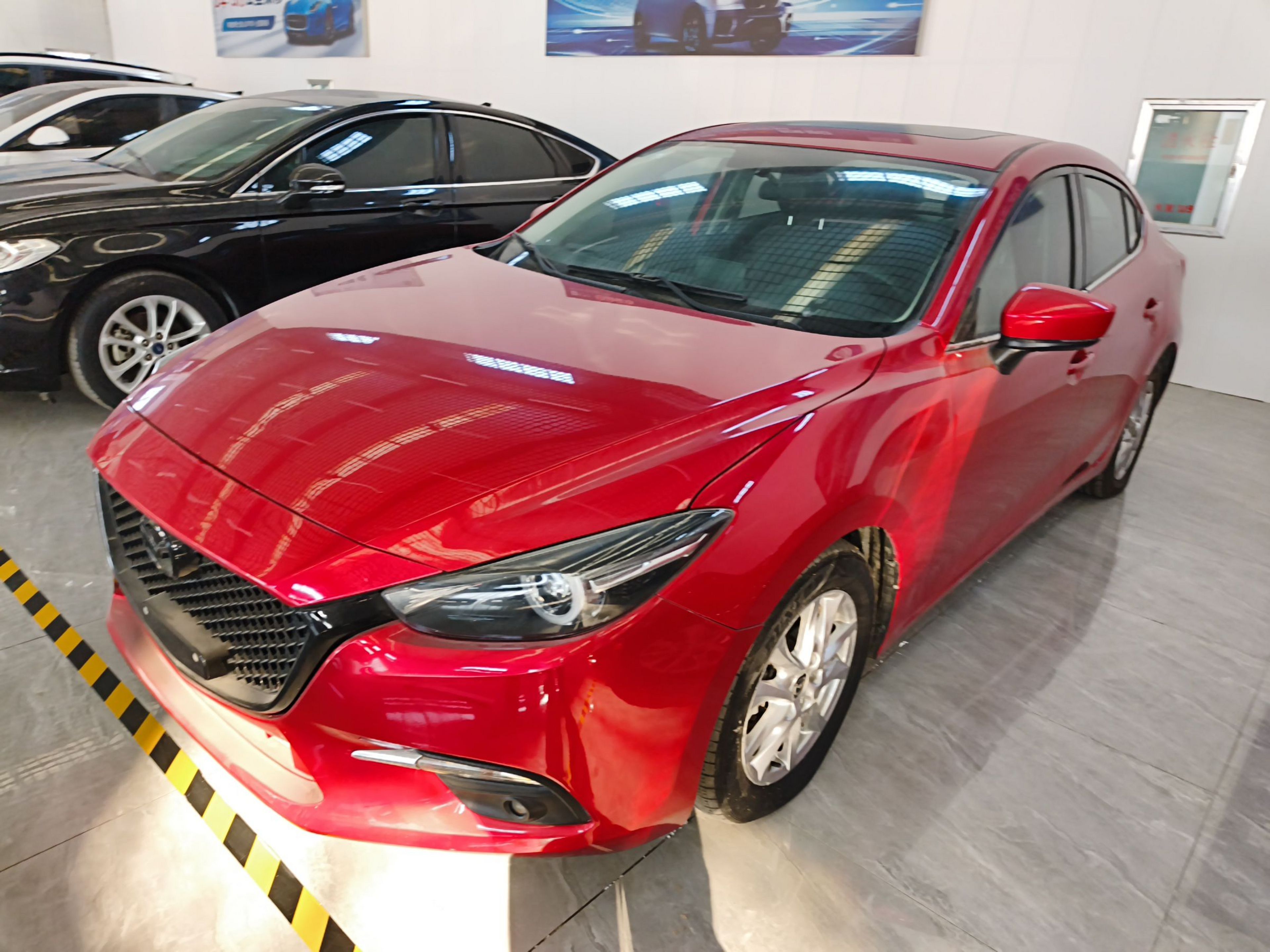 تحت مقدمة السيارة