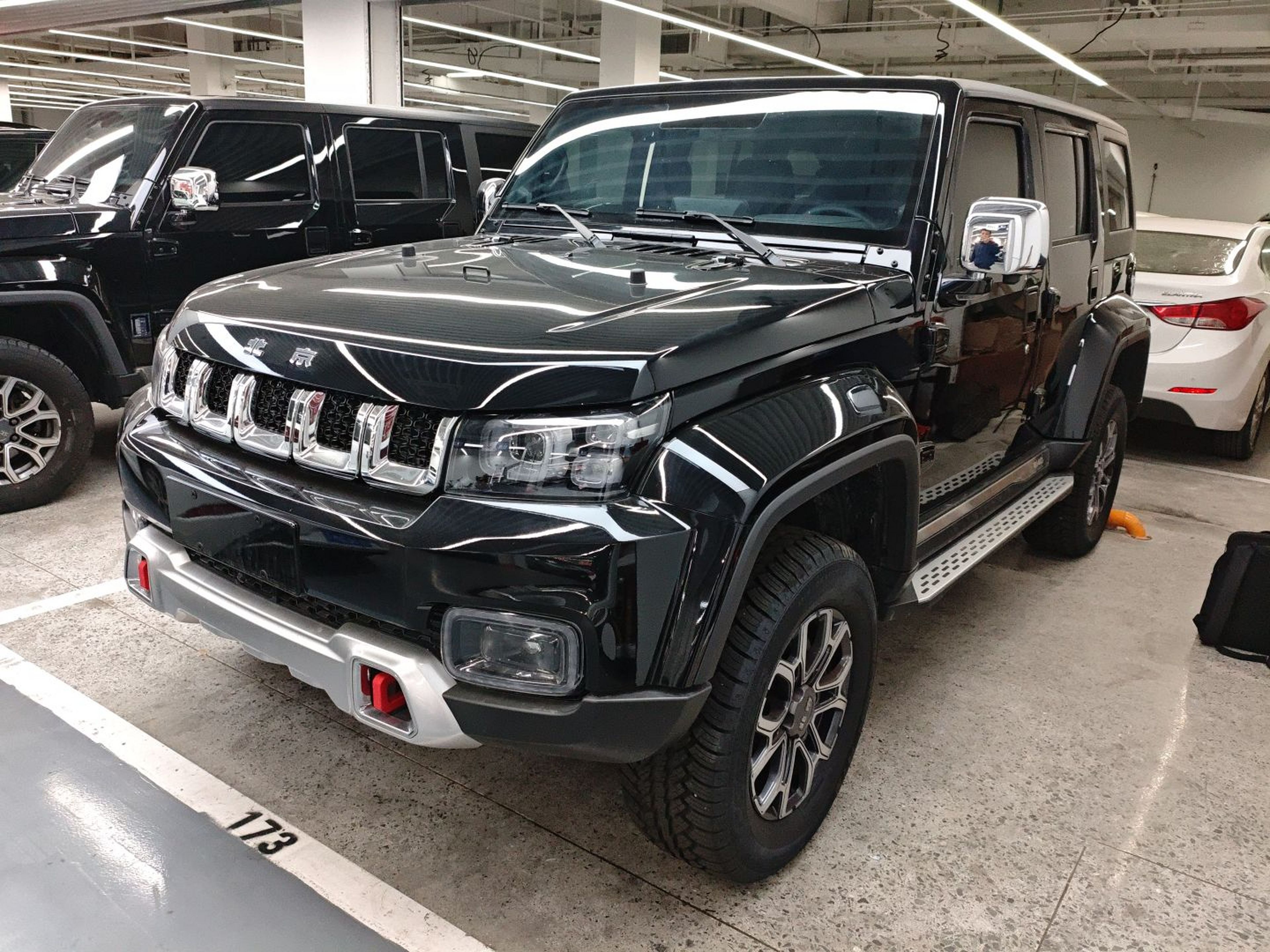 تحت مقدمة السيارة