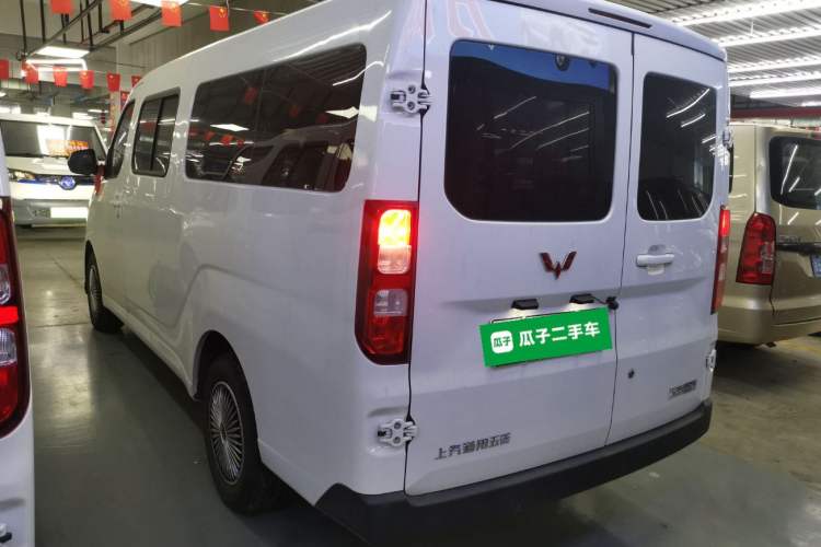 Used Wuling Yangguang 2024 300KM Comfort Version Passenger Van 75kW