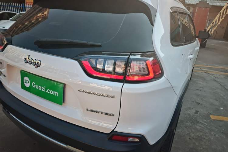 Used  Cherokee 2019 2.0T Four-Wheel Drive Explorer Edition China V
