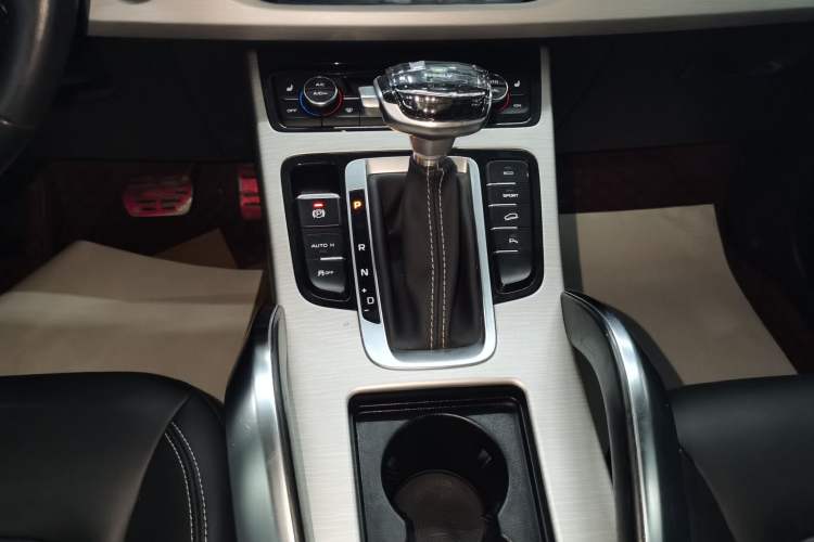 Used Geely Auto Emgrand X7 Sport 2018 1.8TD Automatic Two-Wheel Drive Smart Connect 4G Internet Edition
