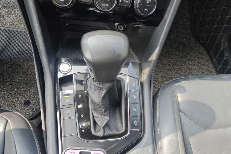 Used Volkswagen Tiguan L 2019 330TSI Automatic Two-Wheel Drive Smart Luxury Version China V Emission Standard