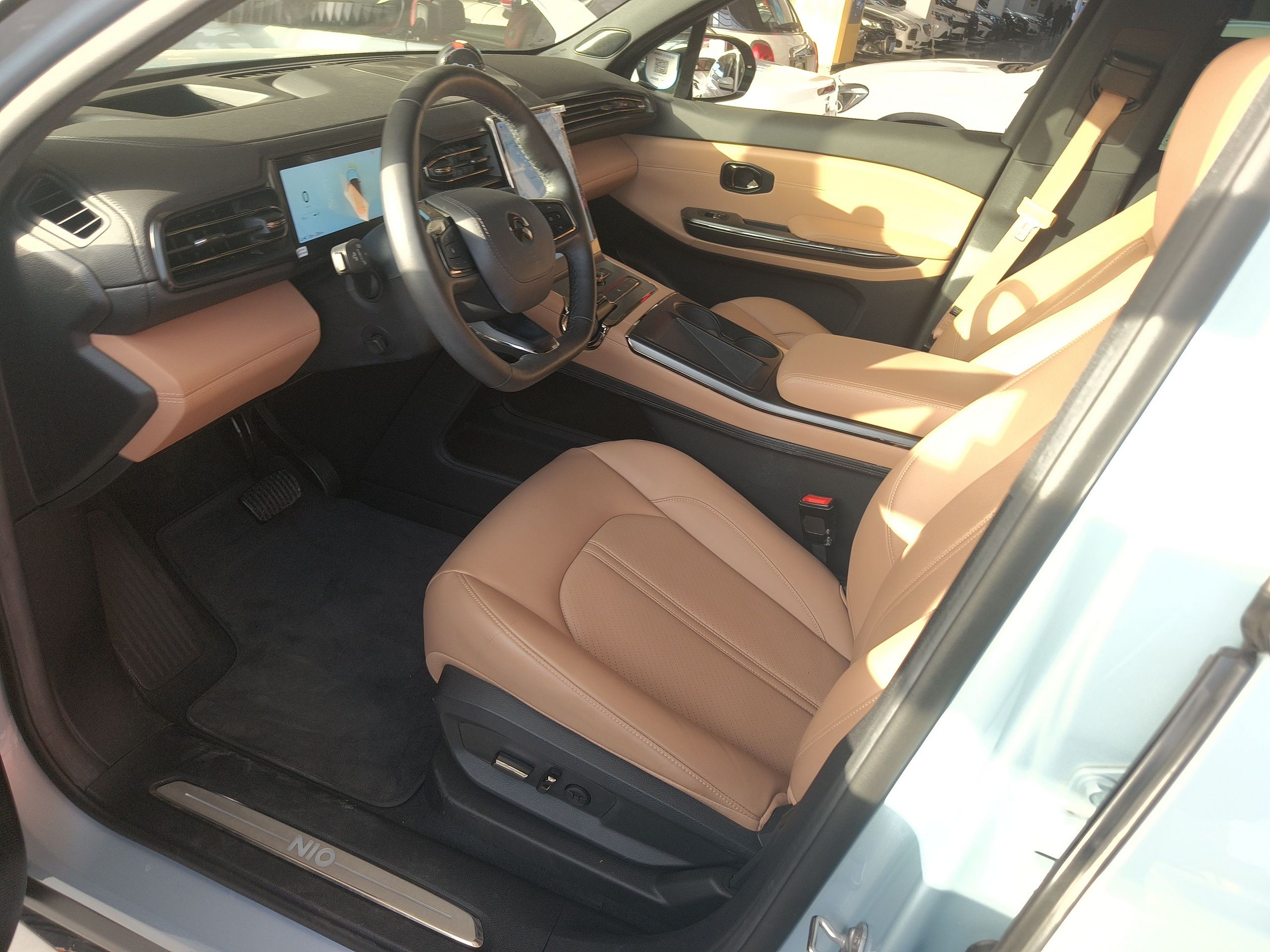 المقاعد الأمامية داخل السيارة