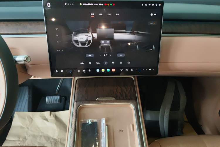 Used ONVO Luxeed L90 2025 Model—Ultra Six-Seater Version
