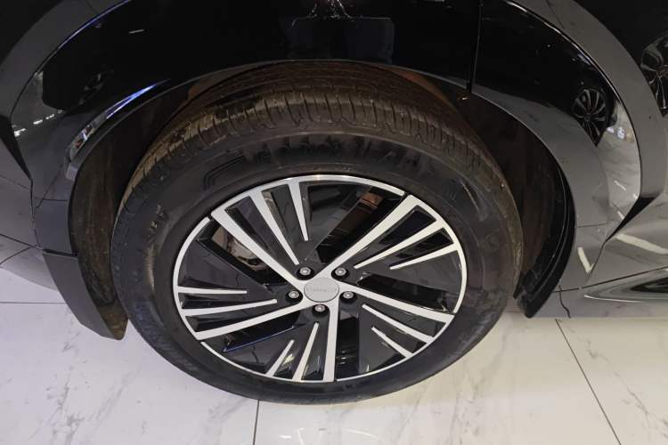 Used Lynk & Co 08 EM-P 2025 120km Long-Range Halo
