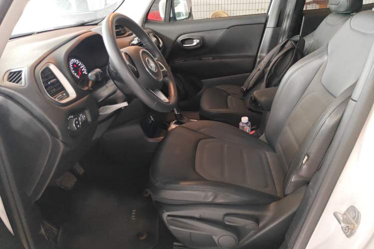 Used  Renegade 2019 220T Automatic Leading Edition