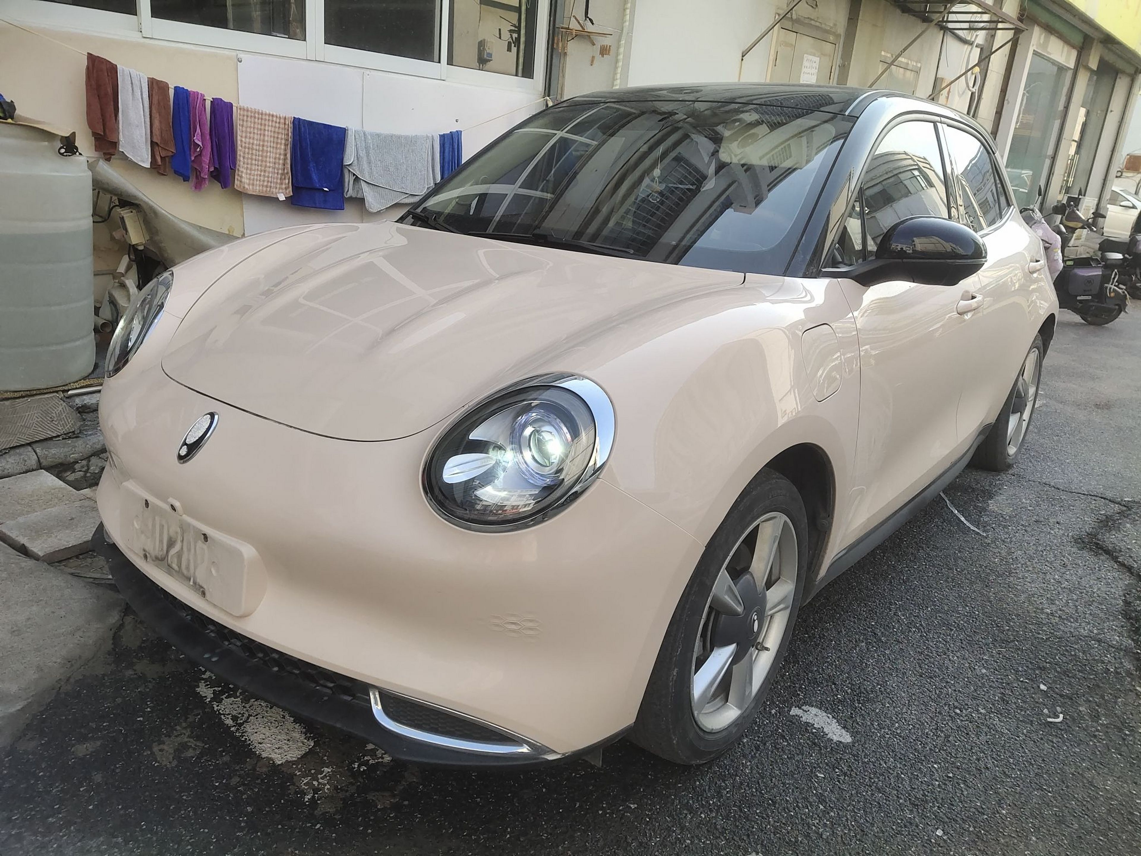 Под передней частью автомобиля