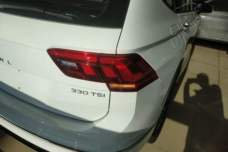 Used Volkswagen Tiguan L 2024 Outstanding Model 330TSI Automatic Two-Wheel Drive R-Line Dragon Glory Edition
