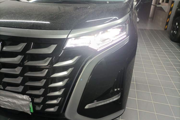 Used Denza D9 2025 DM-i Smart Drive 1020 Four-Wheel Drive Deluxe Model
