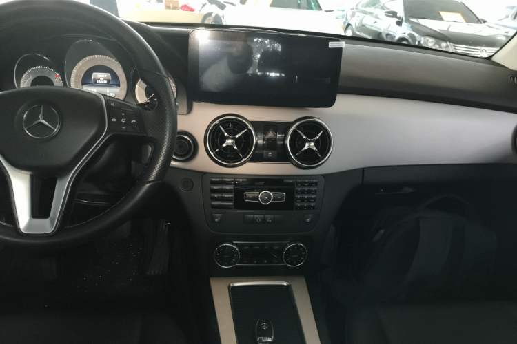 Used Mercedes-Benz GLK-Class 2013 GLK 300 4MATIC Dynamic Sunroof Model