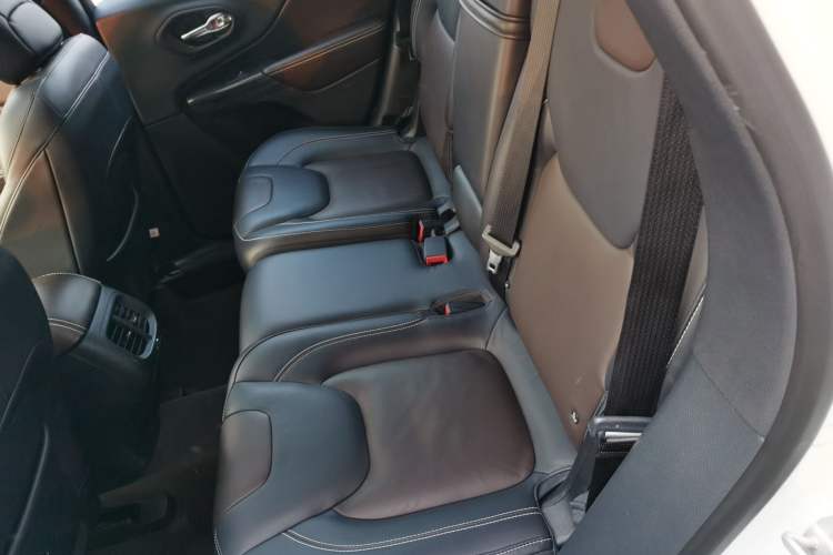 Used  Cherokee 2016 2.4L Superior Edition
