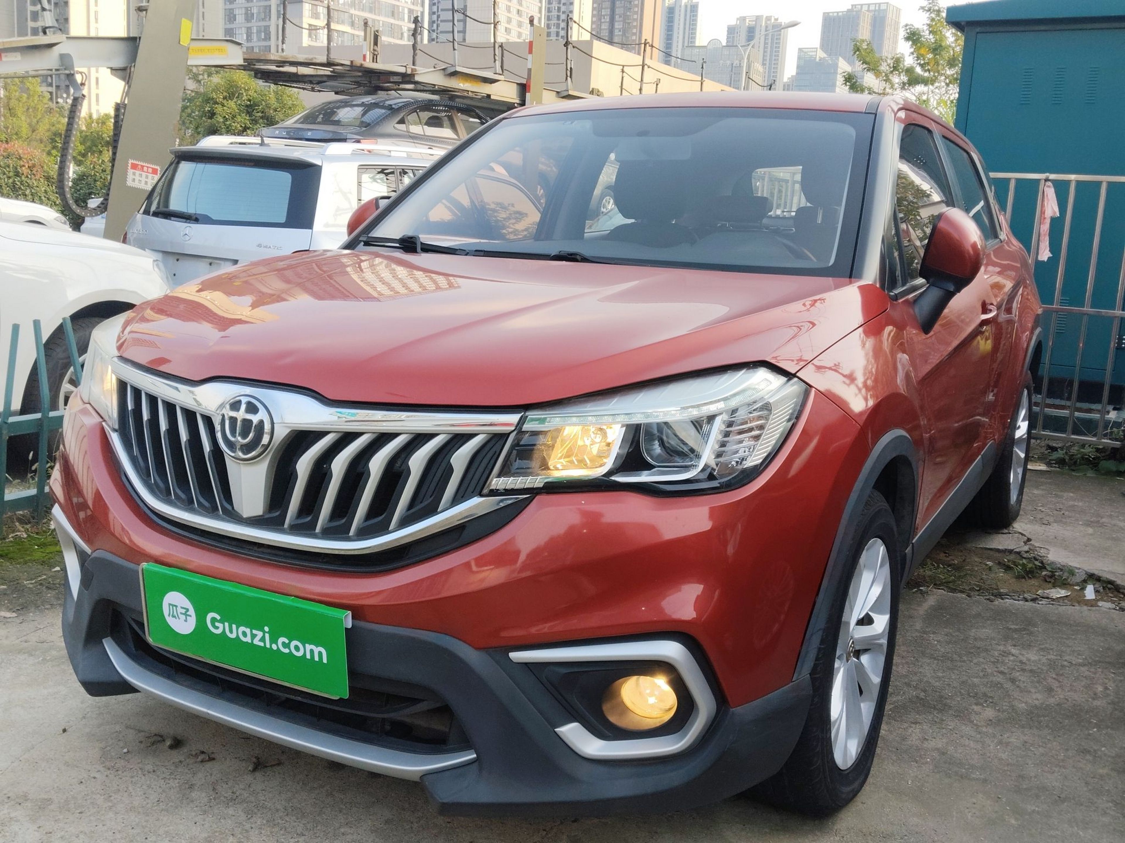 تحت مقدمة السيارة