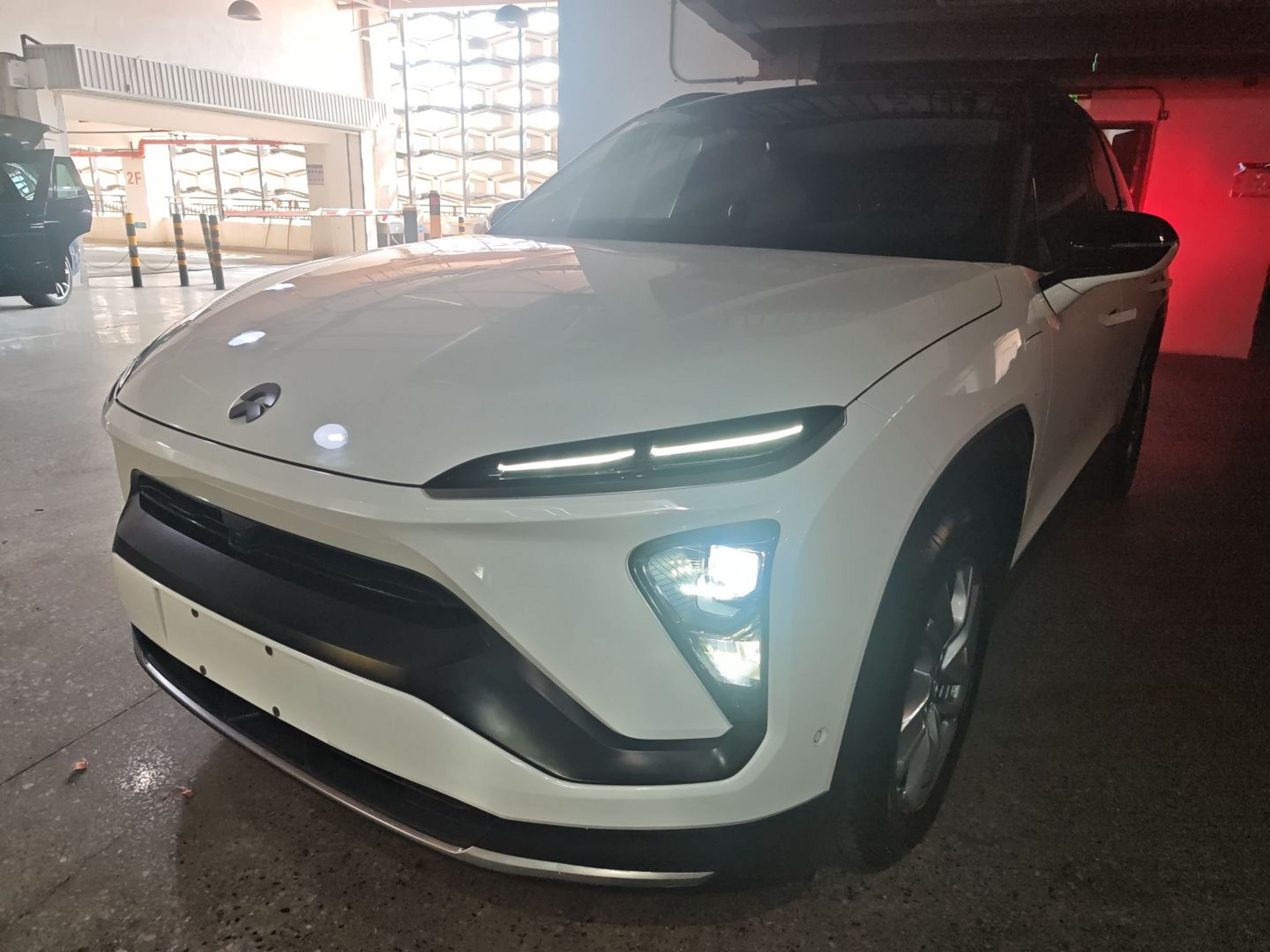 تحت مقدمة السيارة