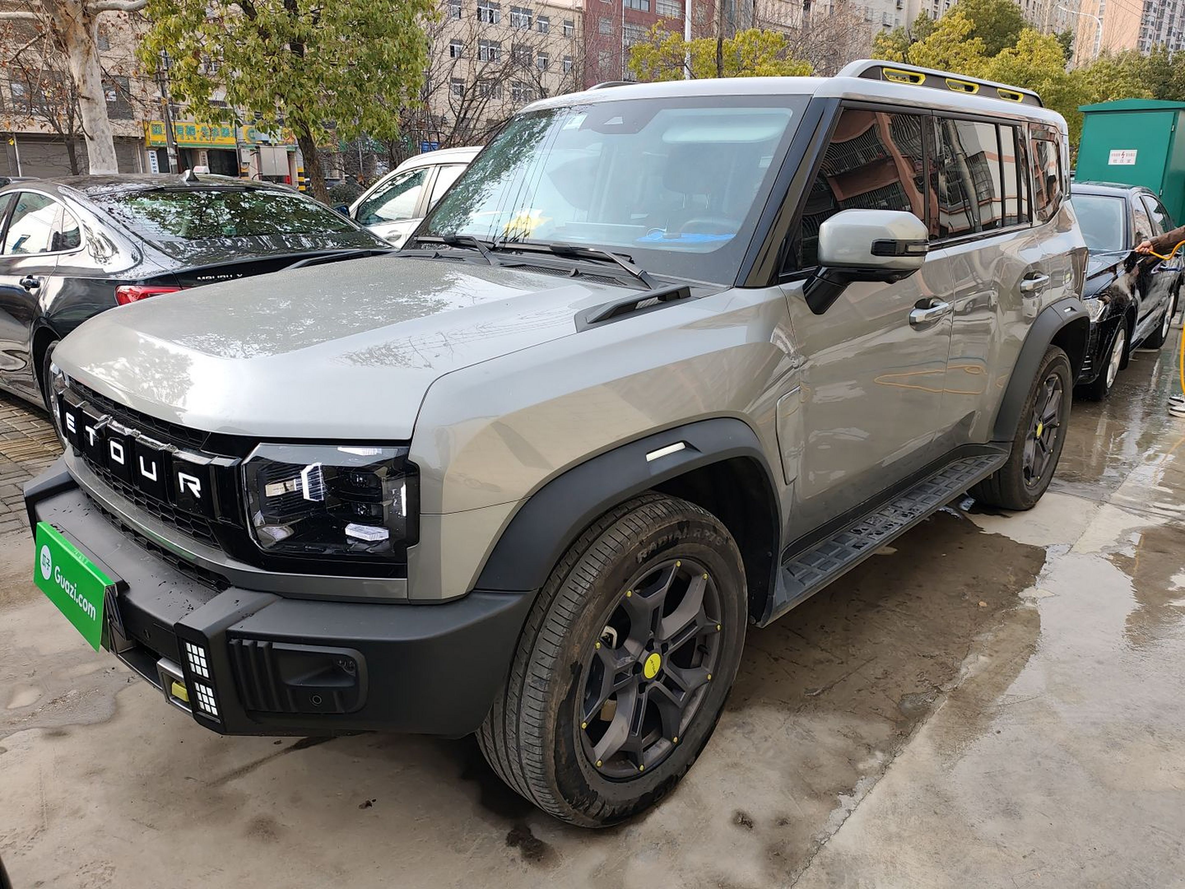 تحت مقدمة السيارة