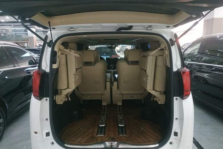 Used Toyota Alphard 2018 Revised Version 3.5L Premium Edition
