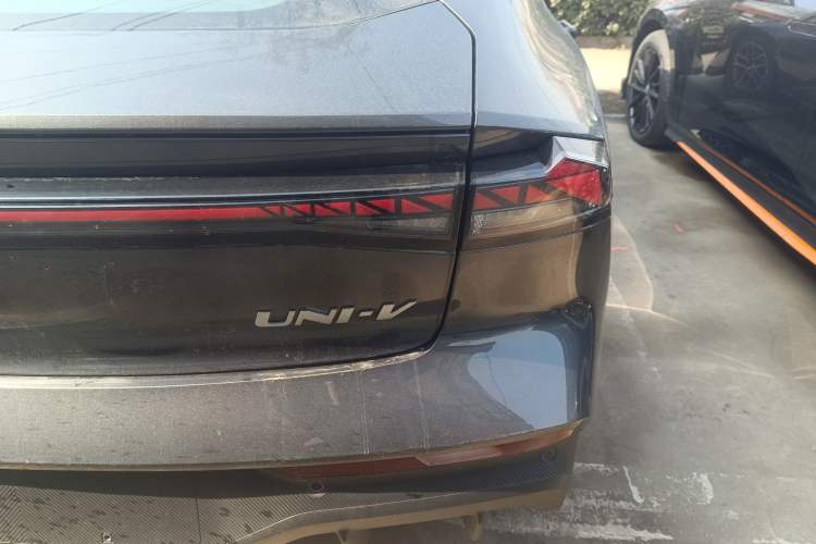 Used Changan UNI-V iDD 2024 Blue Whale Smart Electric iDD 136km ZhiKu Model
