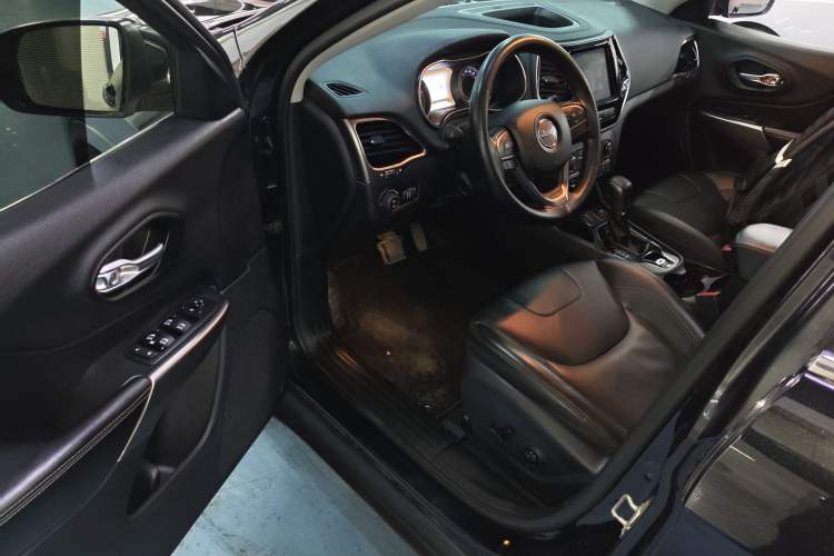 Used  Cherokee 2019 2.0T Two-Wheel Drive Smart Enjoyment Version China V
