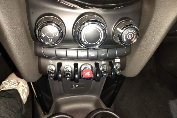 Used  MINI 2018 1.5T COOPER Classic Edition Five-Door Version
