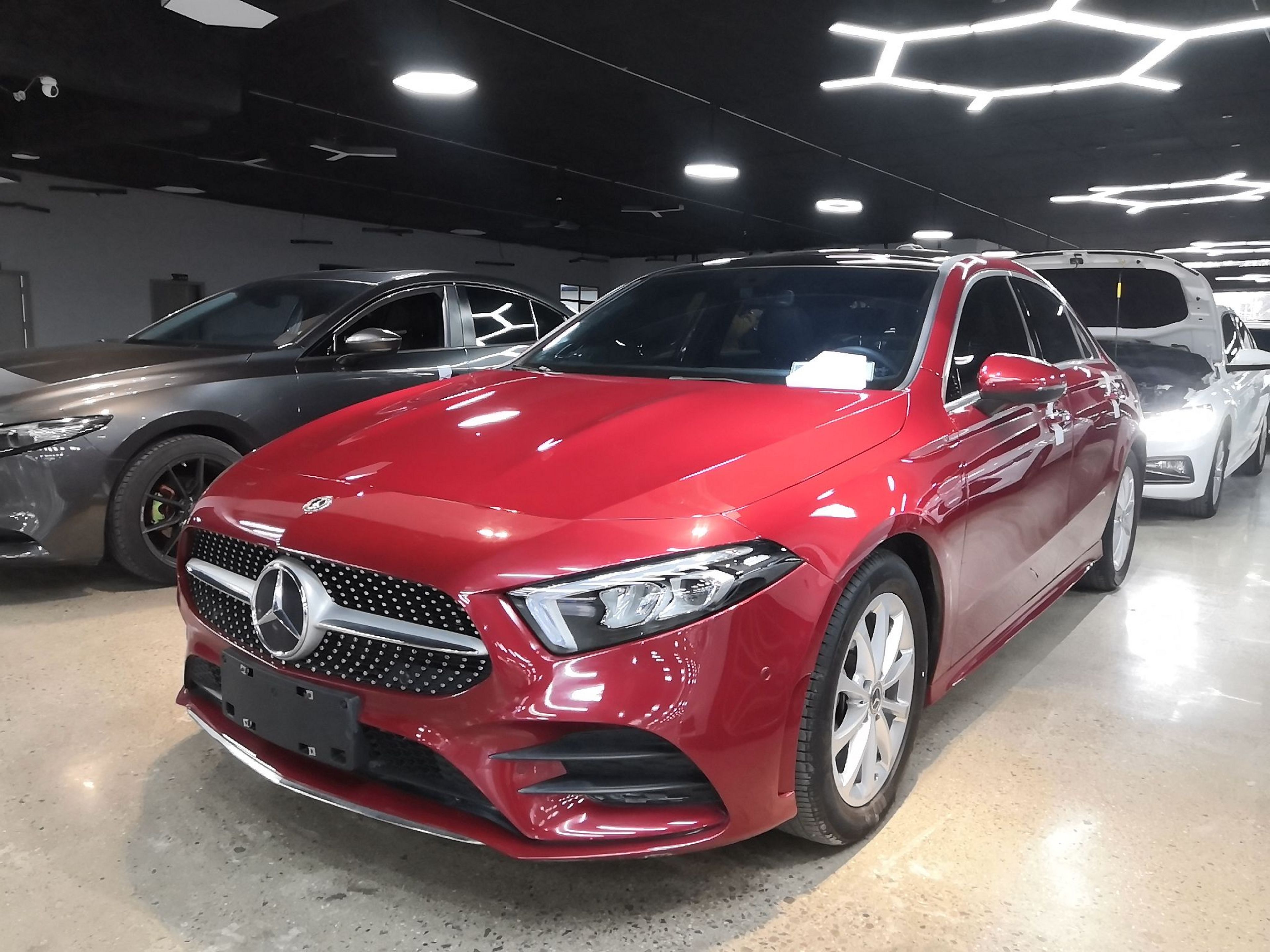 تحت مقدمة السيارة