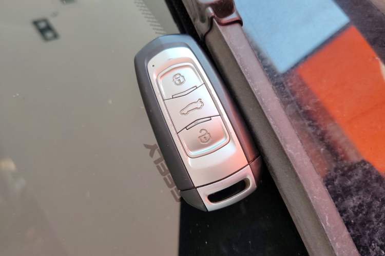 Used Geely Auto Emgrand X7 Sport 2020 1.8TD DCT Two-Wheel Drive Smart Connect 4G-Enabled Version
