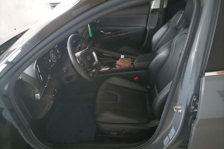 Used Hyundai Elantra 2021 1.5L CVT LUX Prestige Edition
