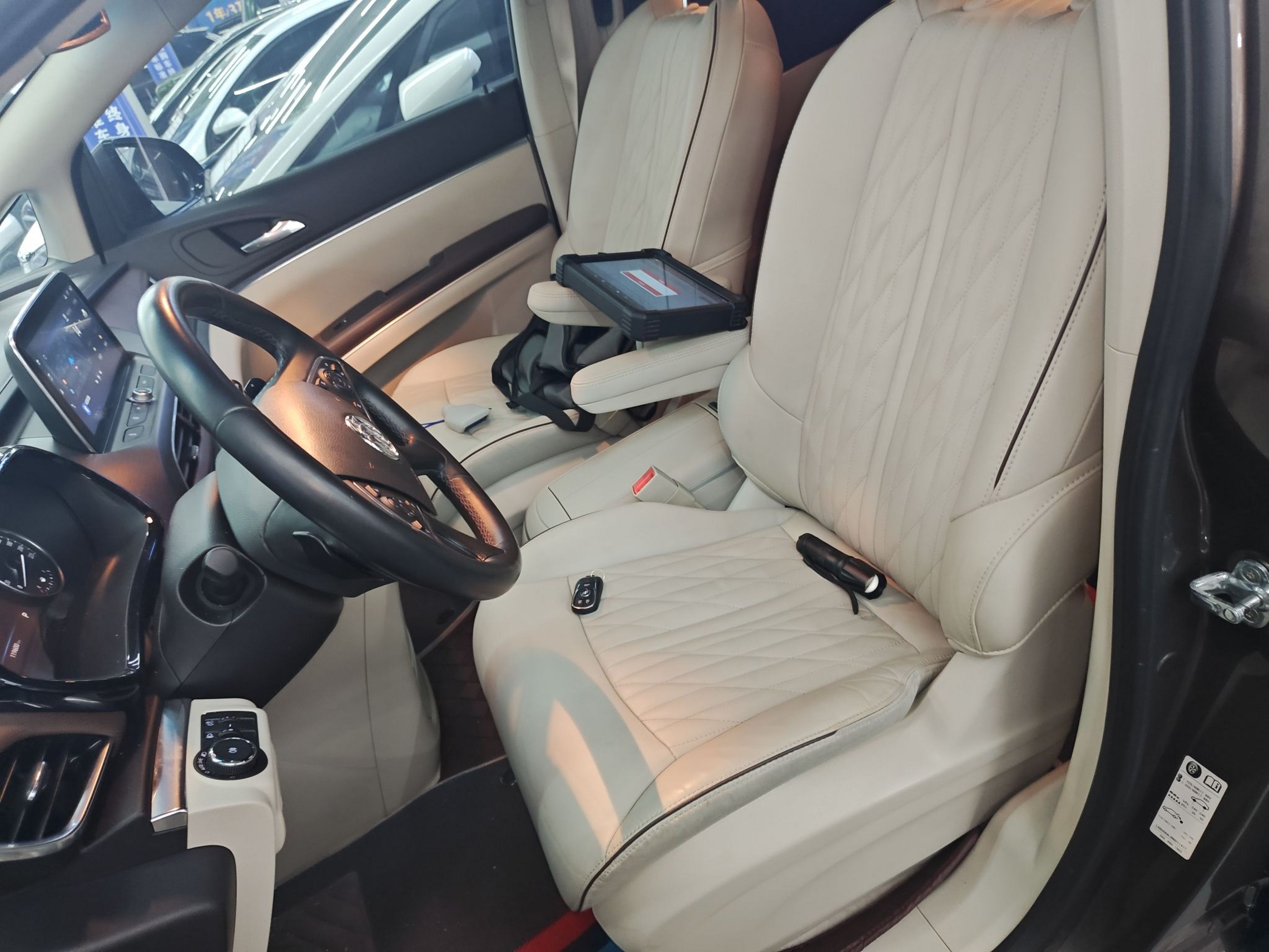 المقاعد الأمامية داخل السيارة