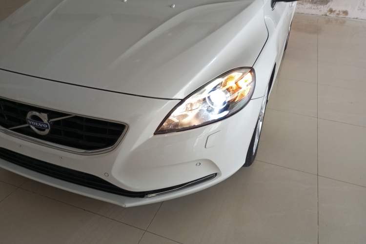 Used Volvo V40 2015 1.6T Zhiya Edition
