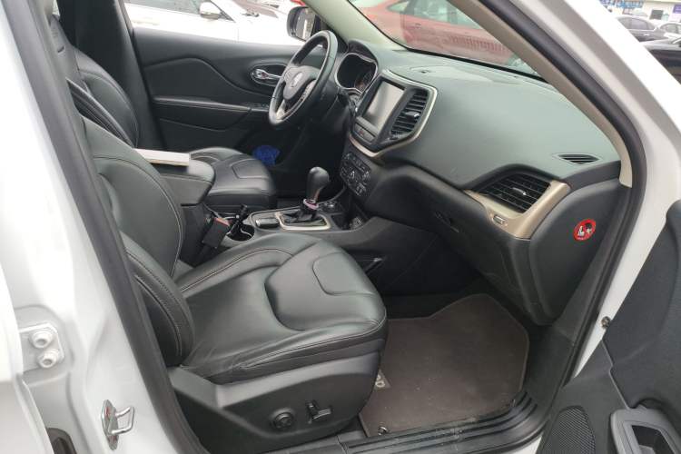 Used  Cherokee 2016 2.4L 75th Anniversary Edition
